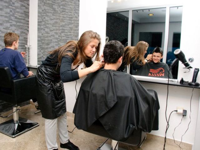 美容師が選ぶ新時代の働き方派遣という柔軟なキャリア形成の可能性